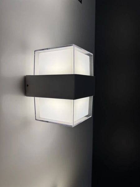 Wall light Haast 2lt IP65 10W 3CCT BLK
